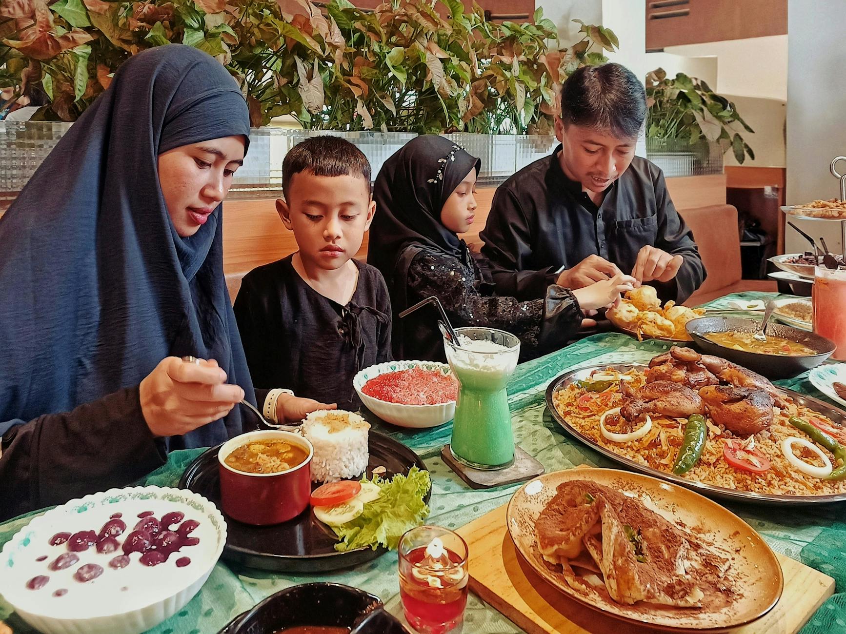 Munich with Kids: Ultimate Family Guide 5 Family-friendly restaurant in Munich with kids dining together