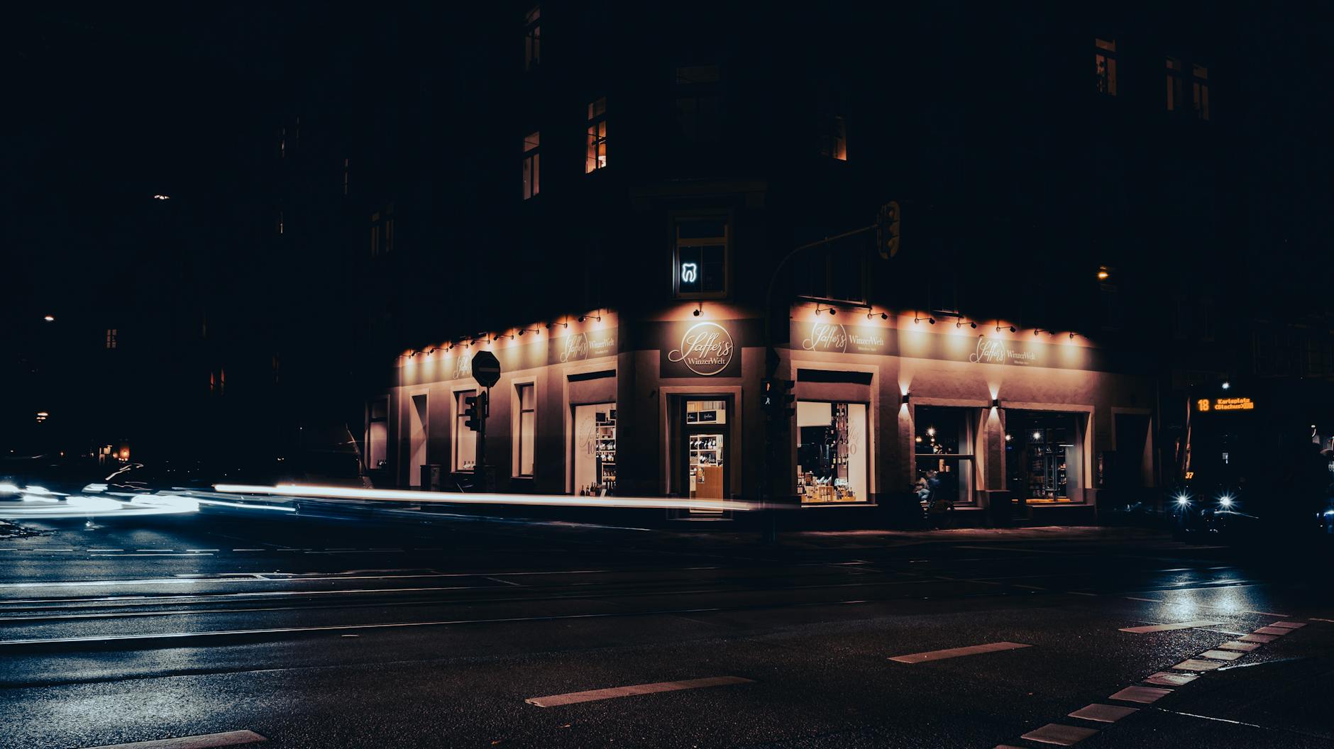 Munich Nightlife & Entertainment Guide 2 Munich nightlife guide with city lights and vibrant evening atmosphere