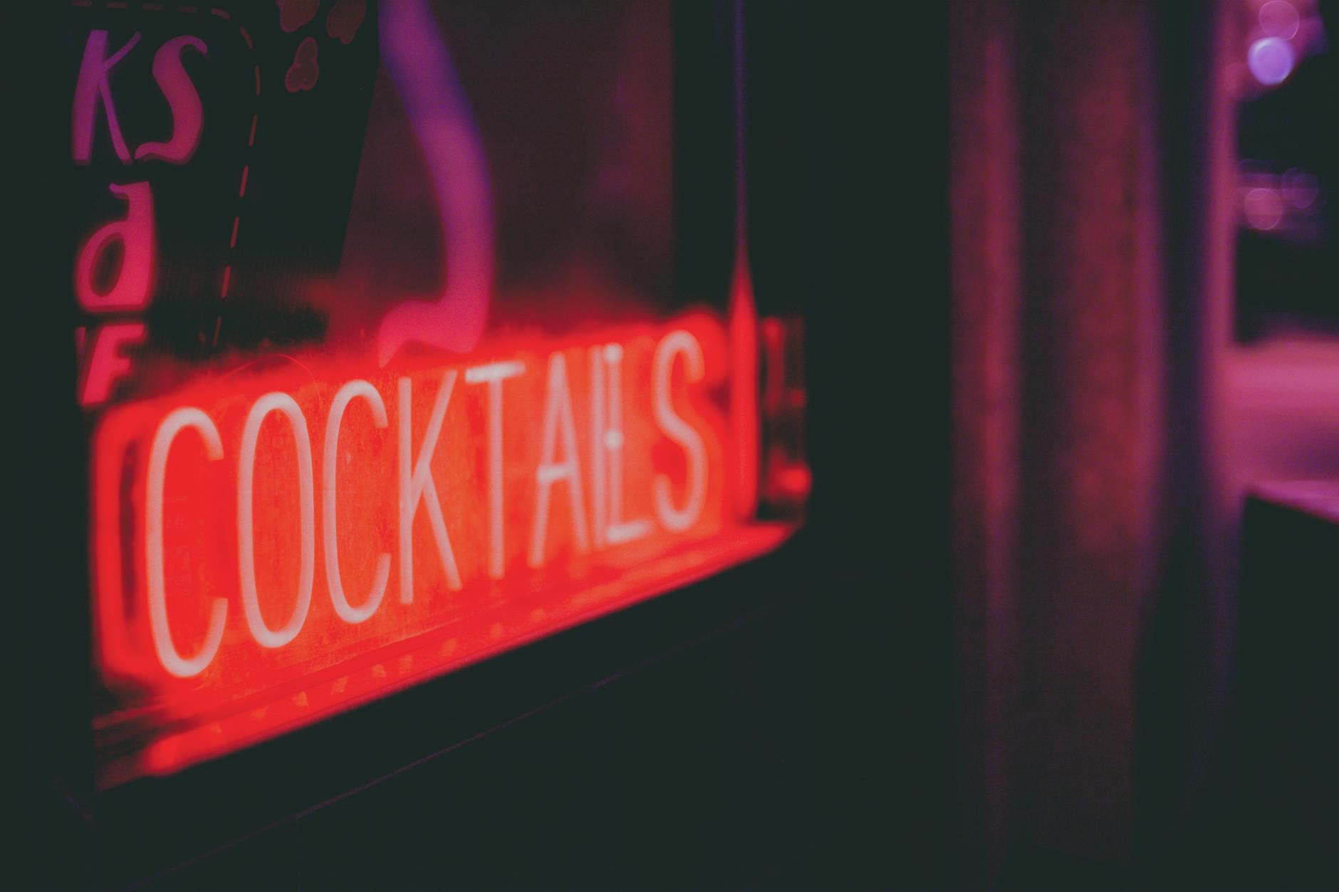 Best Nightclubs in Munich 5 Late night bar Munich neon lights crowd drinks