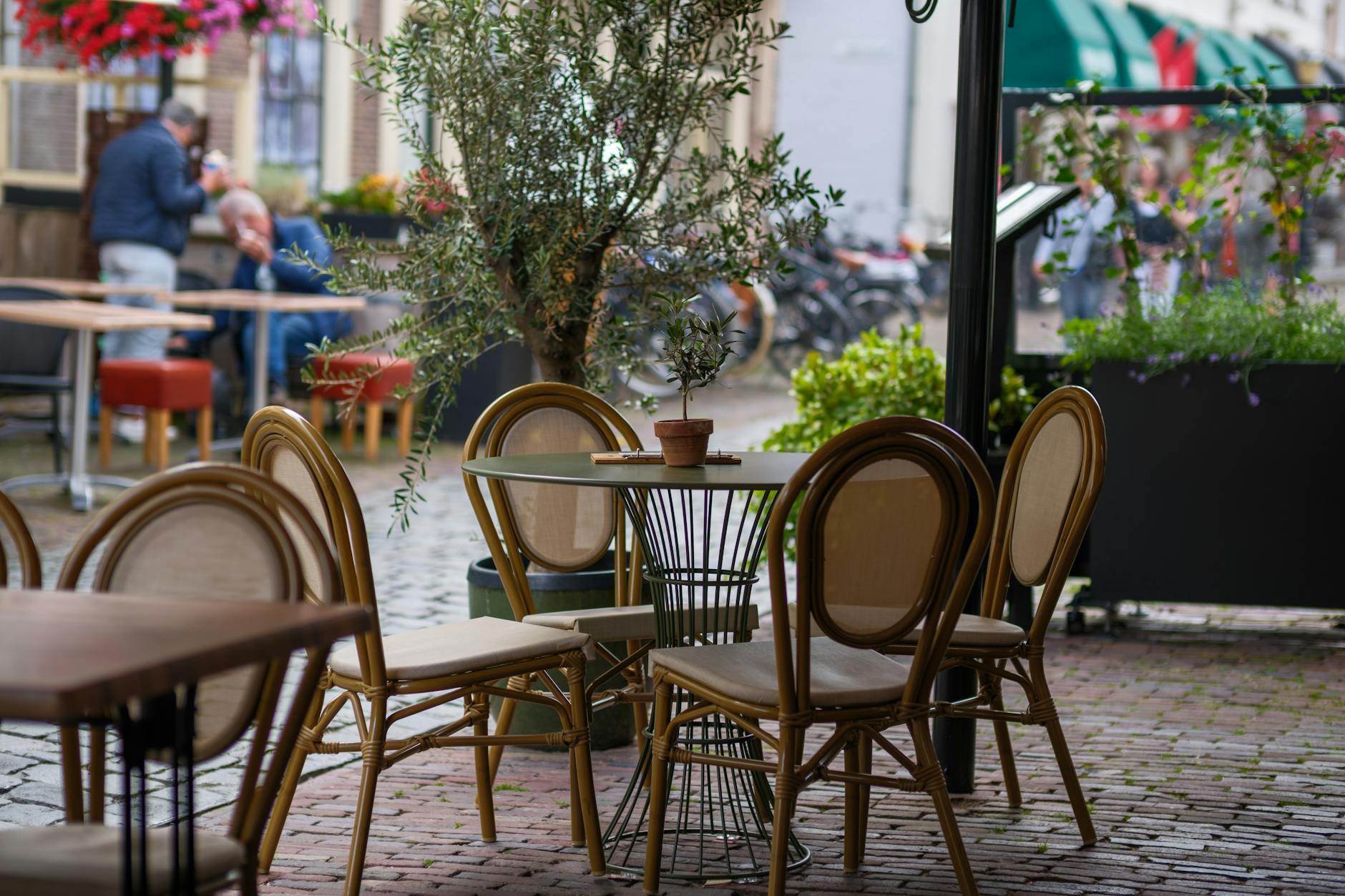 Schwabing: Bohemian Quarter 6 Schwabing cafe terrace students Munich relaxed bohemian
