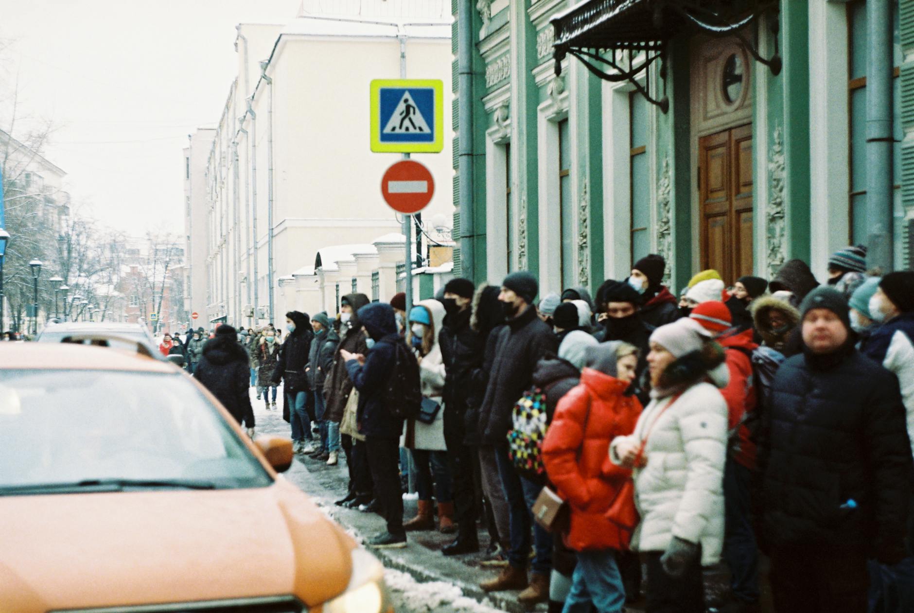 Sunday morning queue outside the Alte Pinakothek for the 1-euro entry rate.
