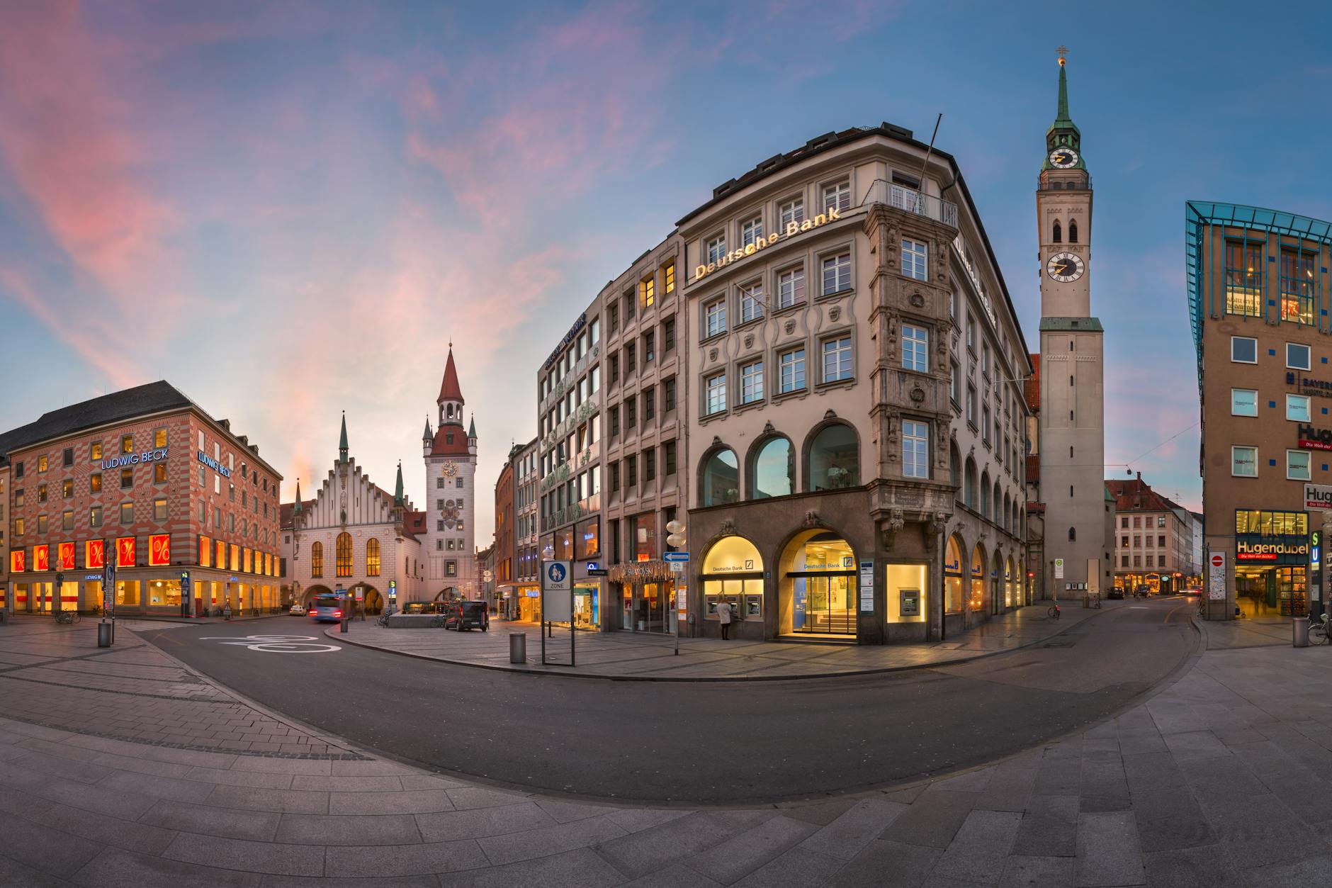 Munich Marienplatz tourists