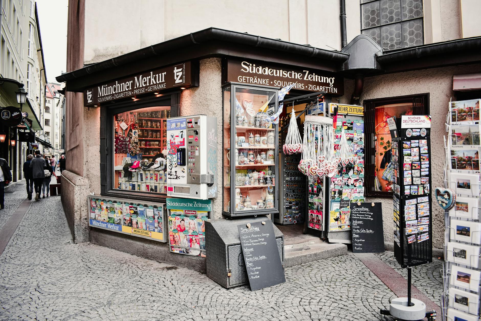 Munich SIM Card and WiFi: Stay Connected (2026) 3 Mobile phone shop in Munich