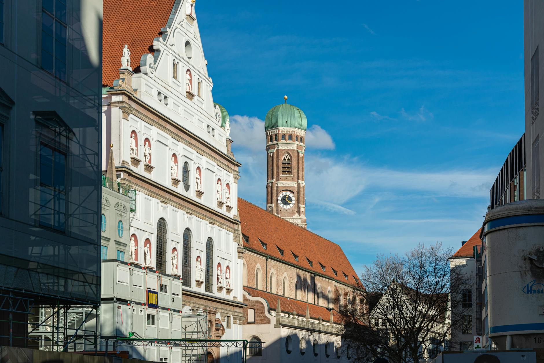 Best Walking Tours in Munich 2 Munich walking tour group Marienplatz guide tourists