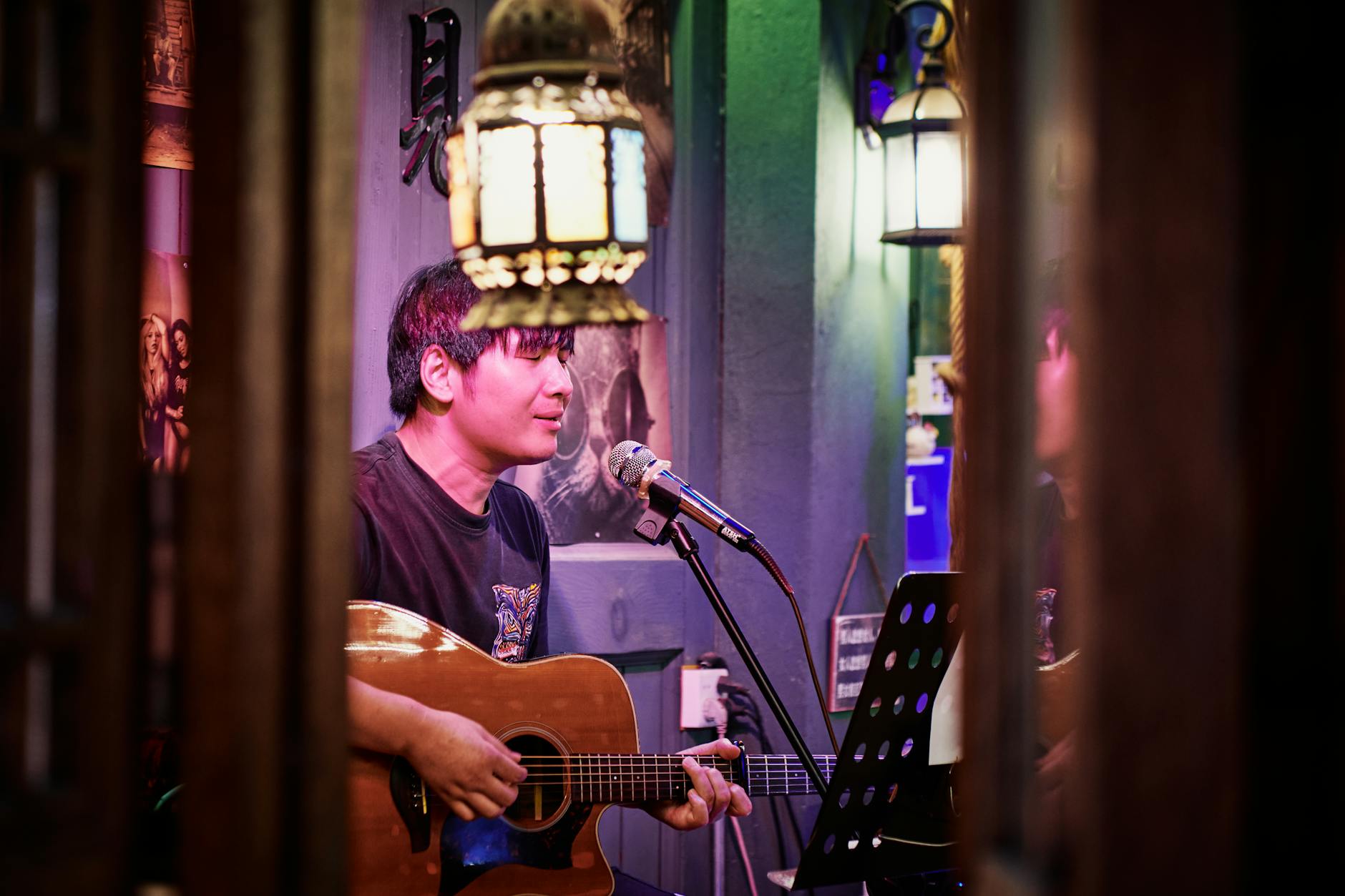 Live Music Venues and Jazz Bars 5 Acoustic singer guitar small intimate venue Munich live music