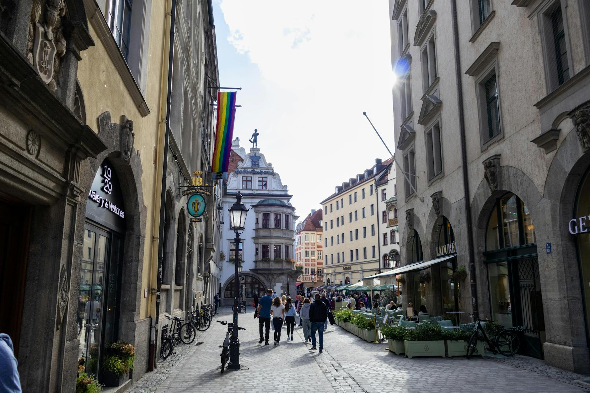 Munich Beer Halls at Night: Evening Guide to Bavaria’s Liveliest Halls