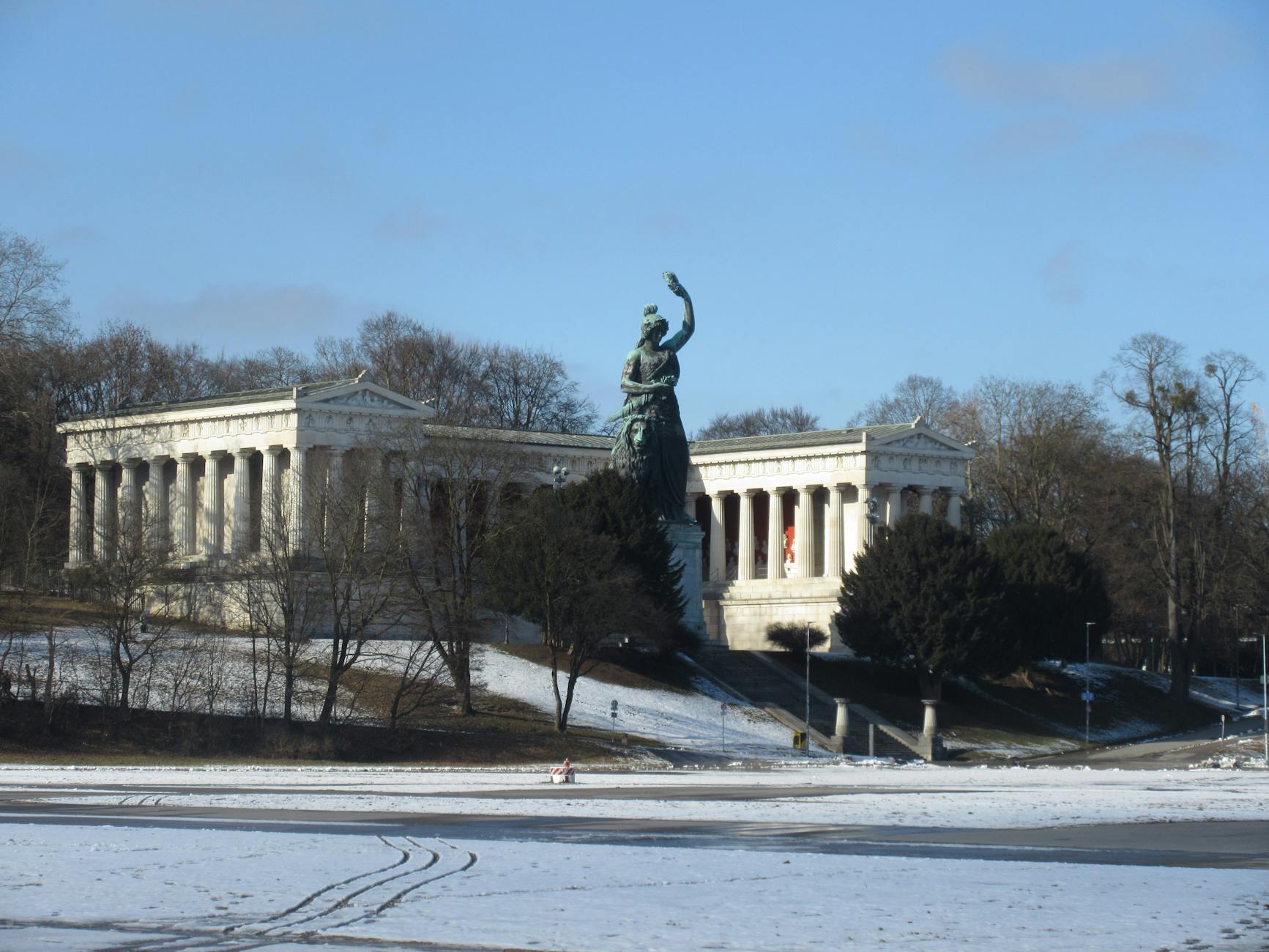 Bavaria statue Theresienwiese Oktoberfest family meeting point Munich