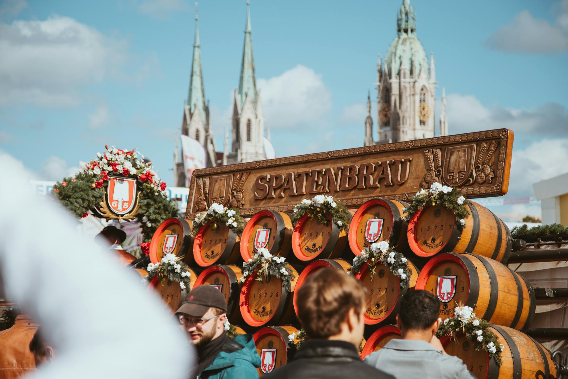 Viktualienmarkt Munich: Complete Guide to the Famous Food Market 3 Viktualienmarkt beer garden Munich chestnut trees benches Maibaum rotating brewery