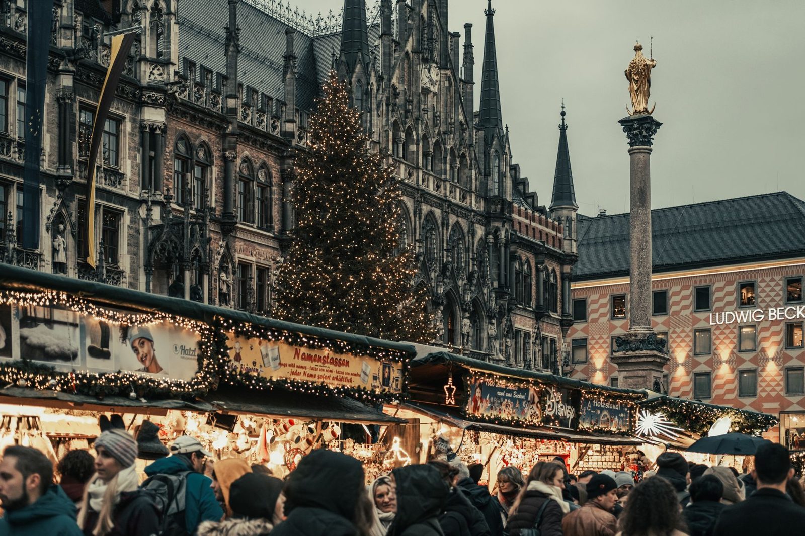 Marienplatz Christkindlmarkt 7 Marienplatz Christkindlmarkt at night with the Neues Rathaus lit up behind the Christmas tree