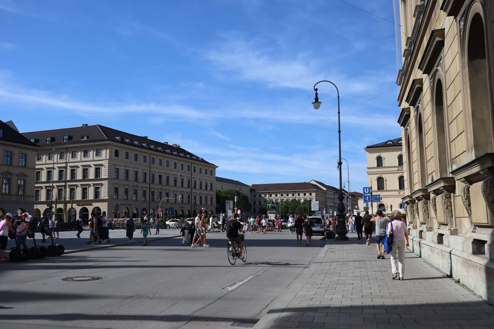 Munich Neighborhoods: Where Locals Live & Play 10 Munich neighborhood residential street with traditional Bavarian architecture