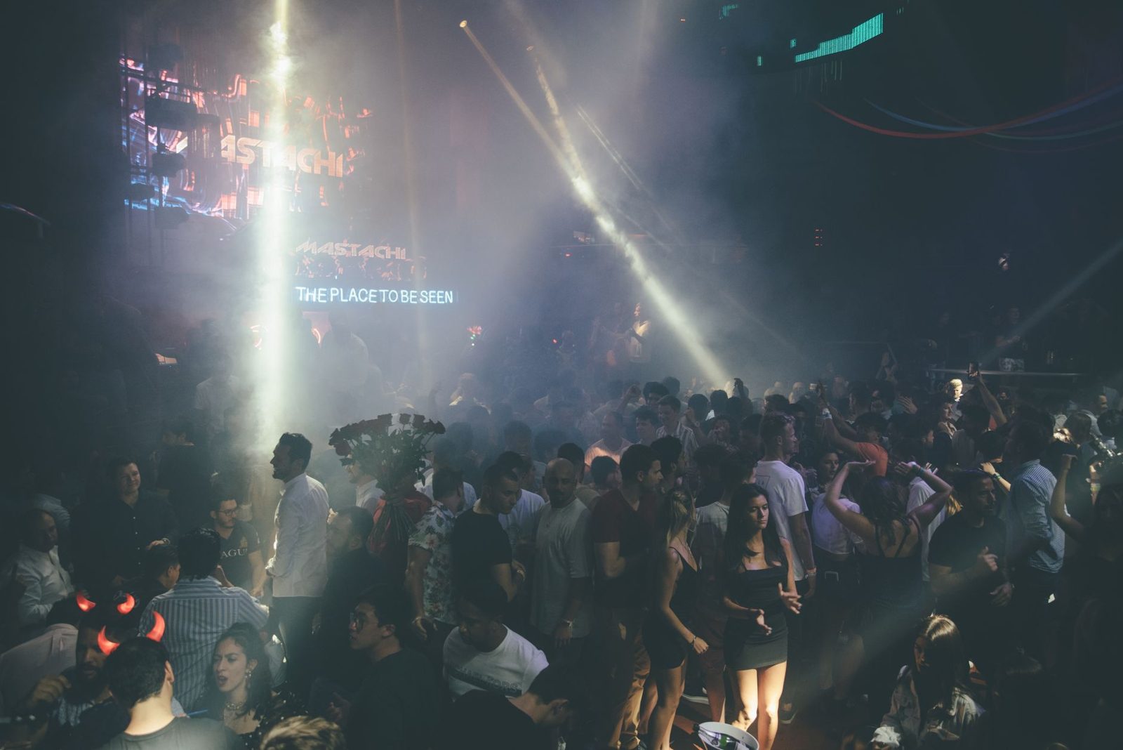 Best Nightclubs in Munich 6 Crowd dancing under lights on a Munich nightclub dancefloor