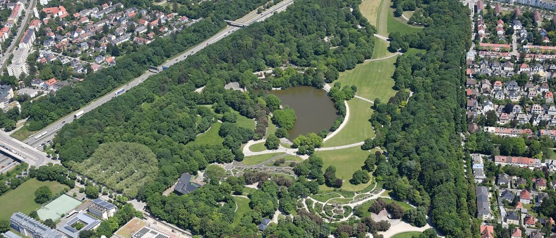 Aerial view of Munich's Westpark, with a lake, winding paths, broad lawns and surrounding residential streets.