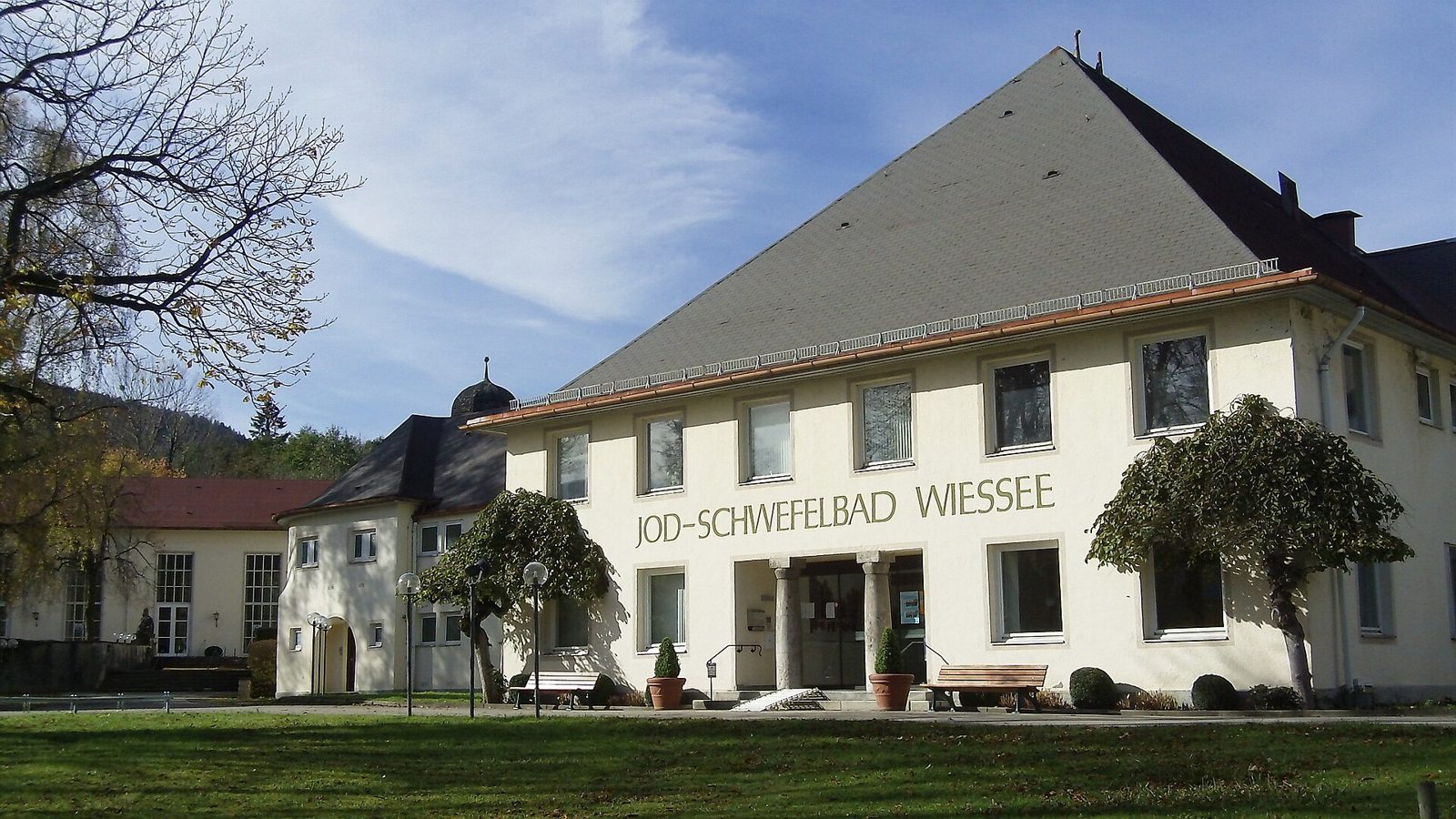 Bad Tölz, Bad Wiessee and Bavaria's Spa Towns 1 A white building with a steep grey roof and the lettering Jod-Schwefelbad Wiessee, behind a lawn with trees