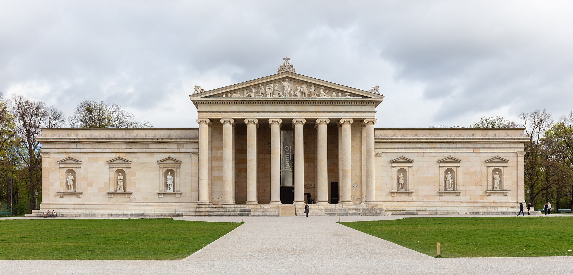 Munich Kunstareal: Complete Guide to the Art Quarter 3 The Glyptothek’s Ionic columns, sculpted pediment and statue niches face lawns and a gravel path on Munich’s Königsplatz.