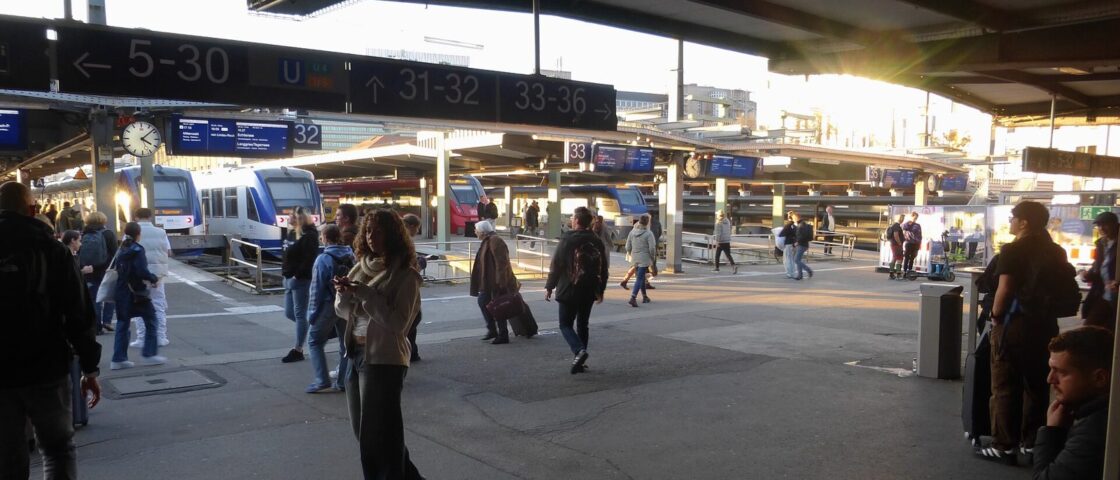 Travellers on the concourse at the head of the platforms in Munich Hauptbahnhof